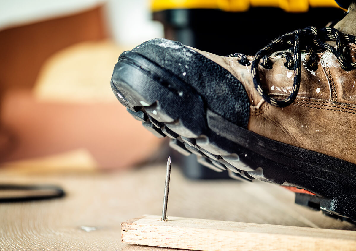 Descubre el mejor calzado de trabajo para el verano, comodidad y protección  - Blog de protección laboral