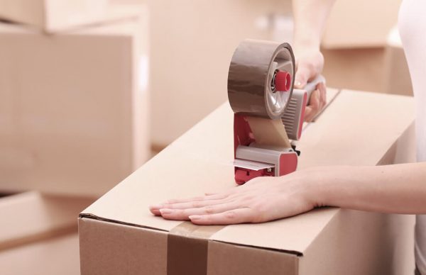 ¿Por qué deberías utilizar un despachador de cinta adhesiva en lugar de sellar cajas a mano?